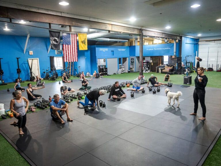 barefoot fitness class in gym 768x576