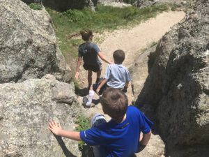 little devils tower trail boulder scramble to gravel path 300x225