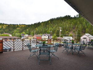 deadwood miners hotel restaurant balcony view 300x225