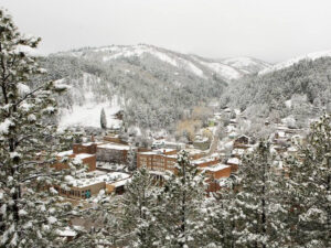deadwood chamber town in winter 300x225