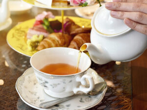 tri state museum autumn tea pouring 300x225